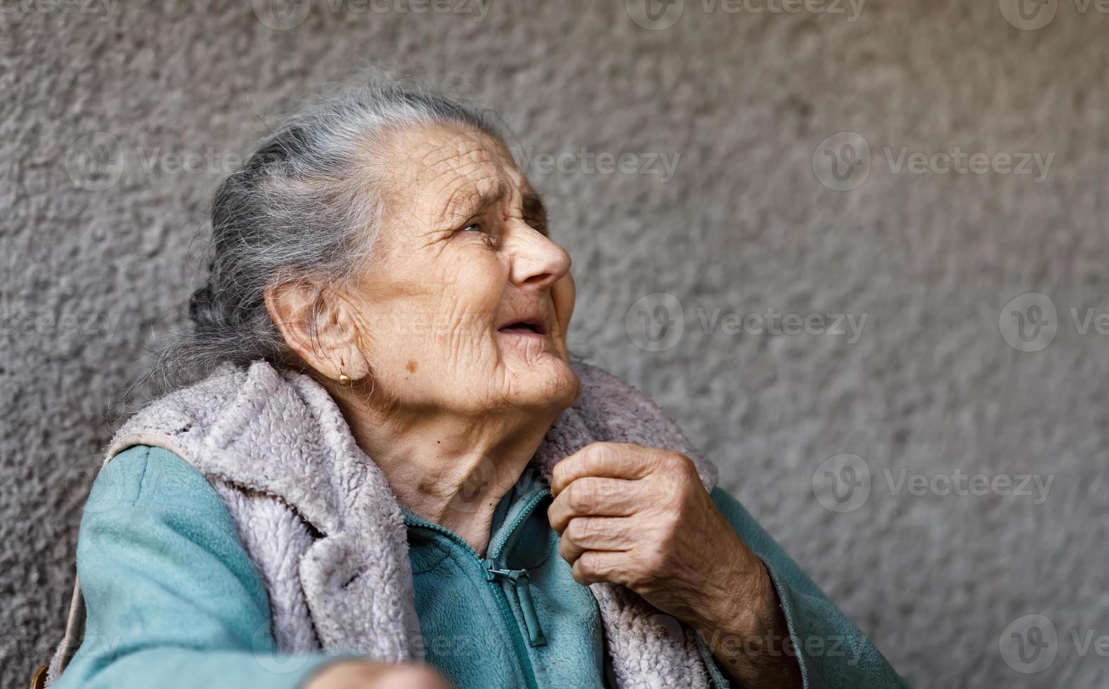 Porträt einer sehr alten, faltigen Frau foto