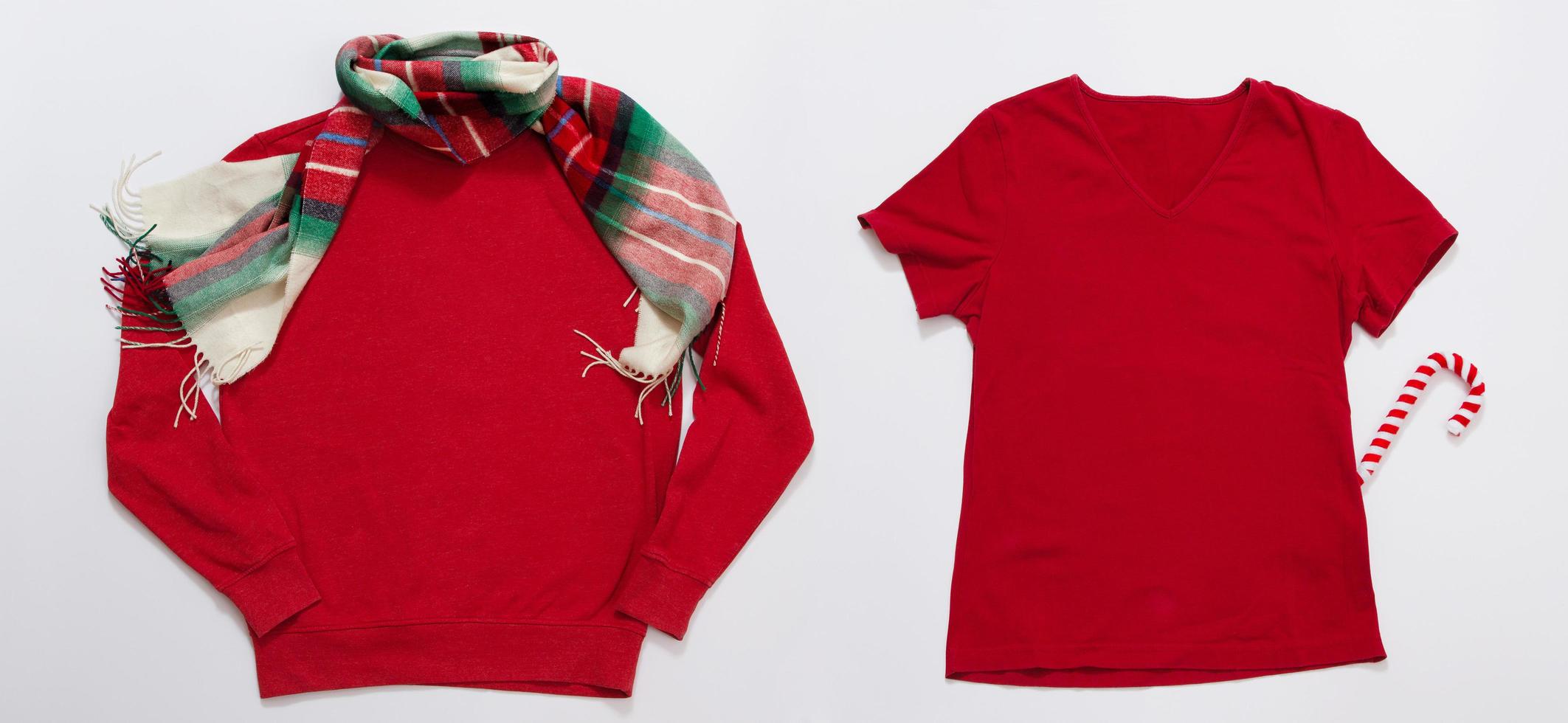 Schließen Sie herauf Fahnen-rotes leeres Schablonensweatshirt, Hoodie, T-Shirt mit Kopienraum und Weihnachtsfeiertagskonzept. Draufsichtmodell. Feiertagsdekorationen auf weißem Hintergrund. frohes neues jahr kleidung. Weihnachten foto