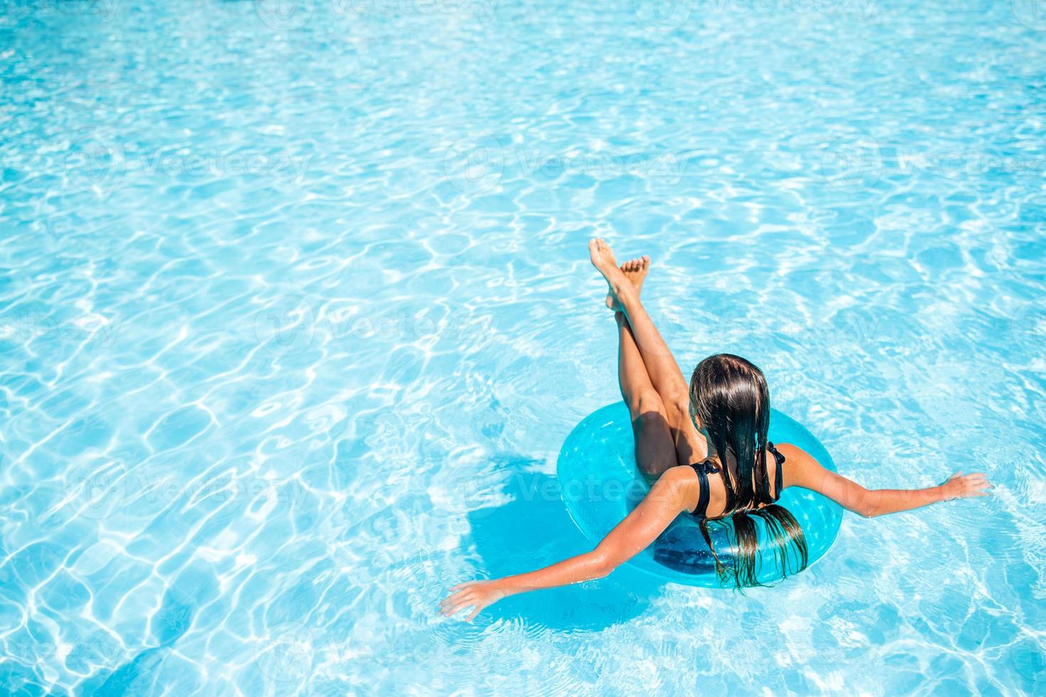 kleines entzückendes Mädchen im Freibad foto