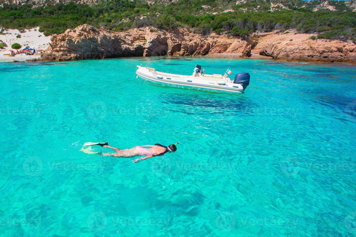 junge Frau, die im Urlaub im tropischen Wasser schnorchelt foto