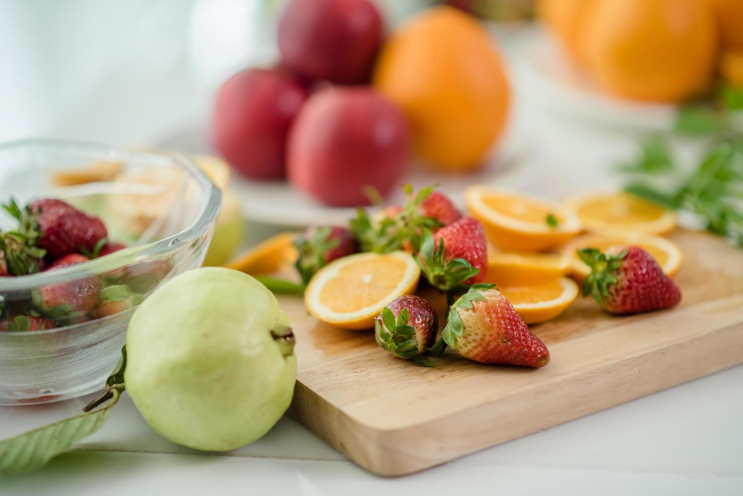 eine Vielzahl von frischem Obst foto