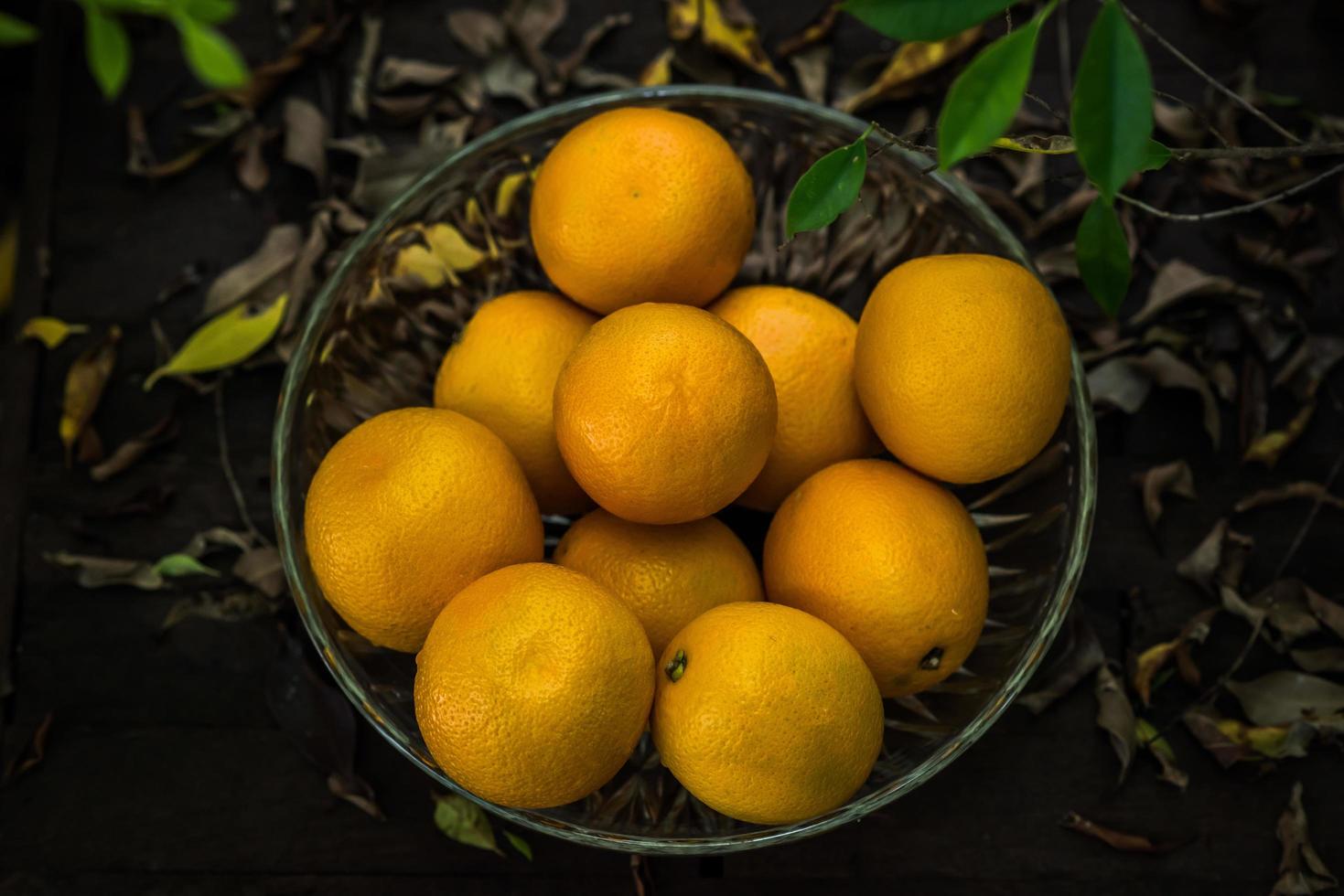 ein Korb mit frischen Orangen in der Natur foto
