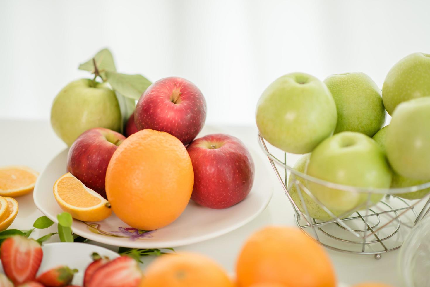 eine Vielzahl von frischem Obst foto