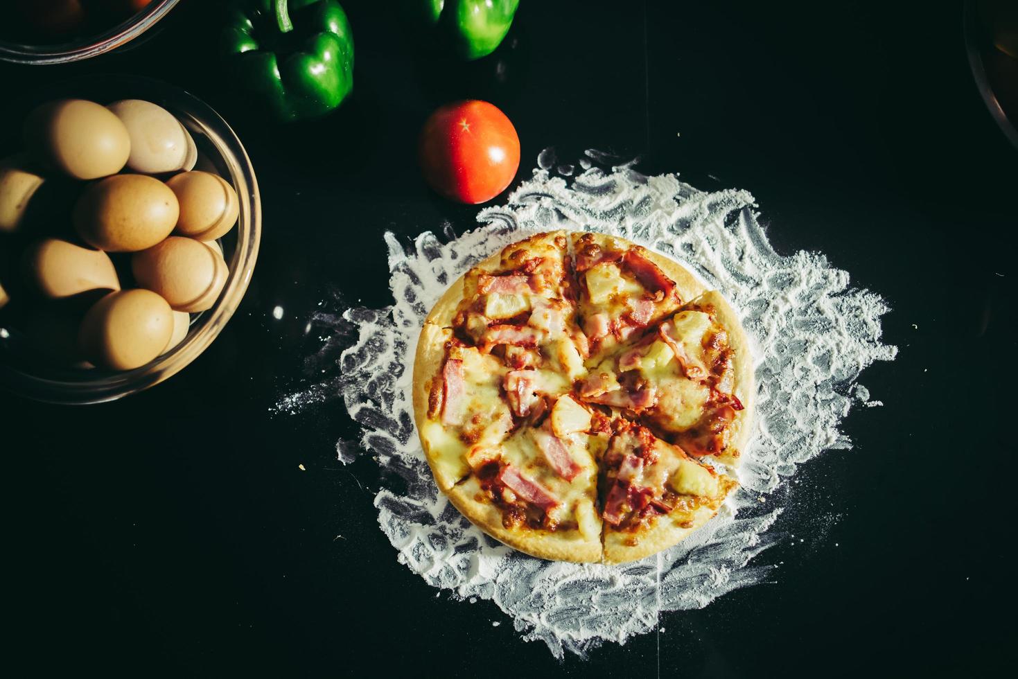 Draufsicht auf hausgemachte Pizza foto