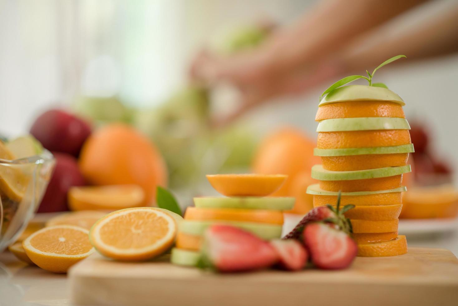 eine Vielzahl von frischem Obst foto