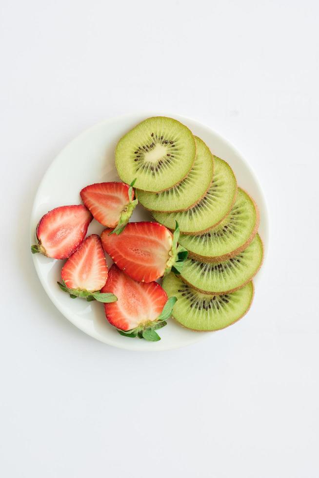 eine Vielzahl von frischem Obst foto