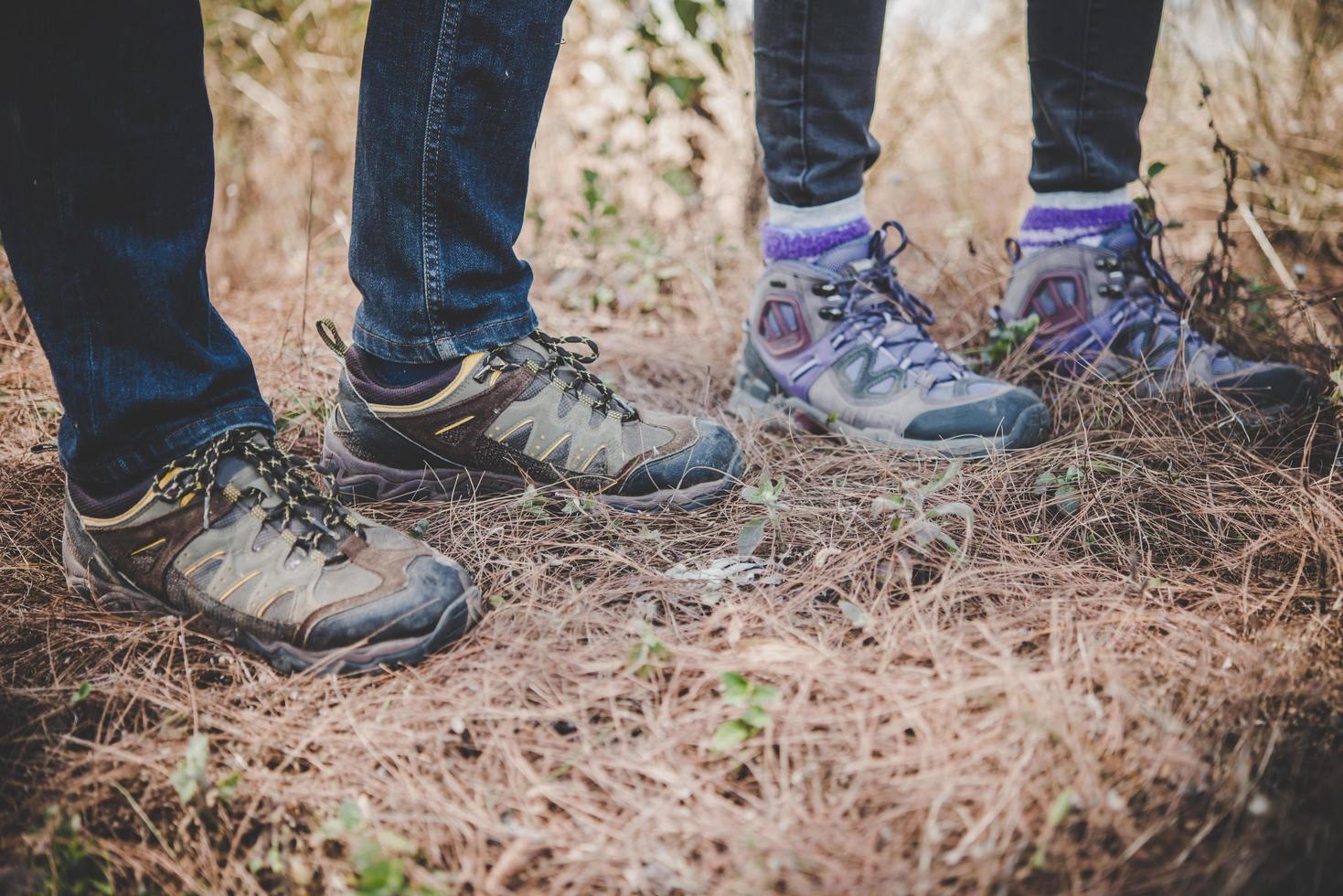 Nahaufnahme der Füße junger Wanderer foto