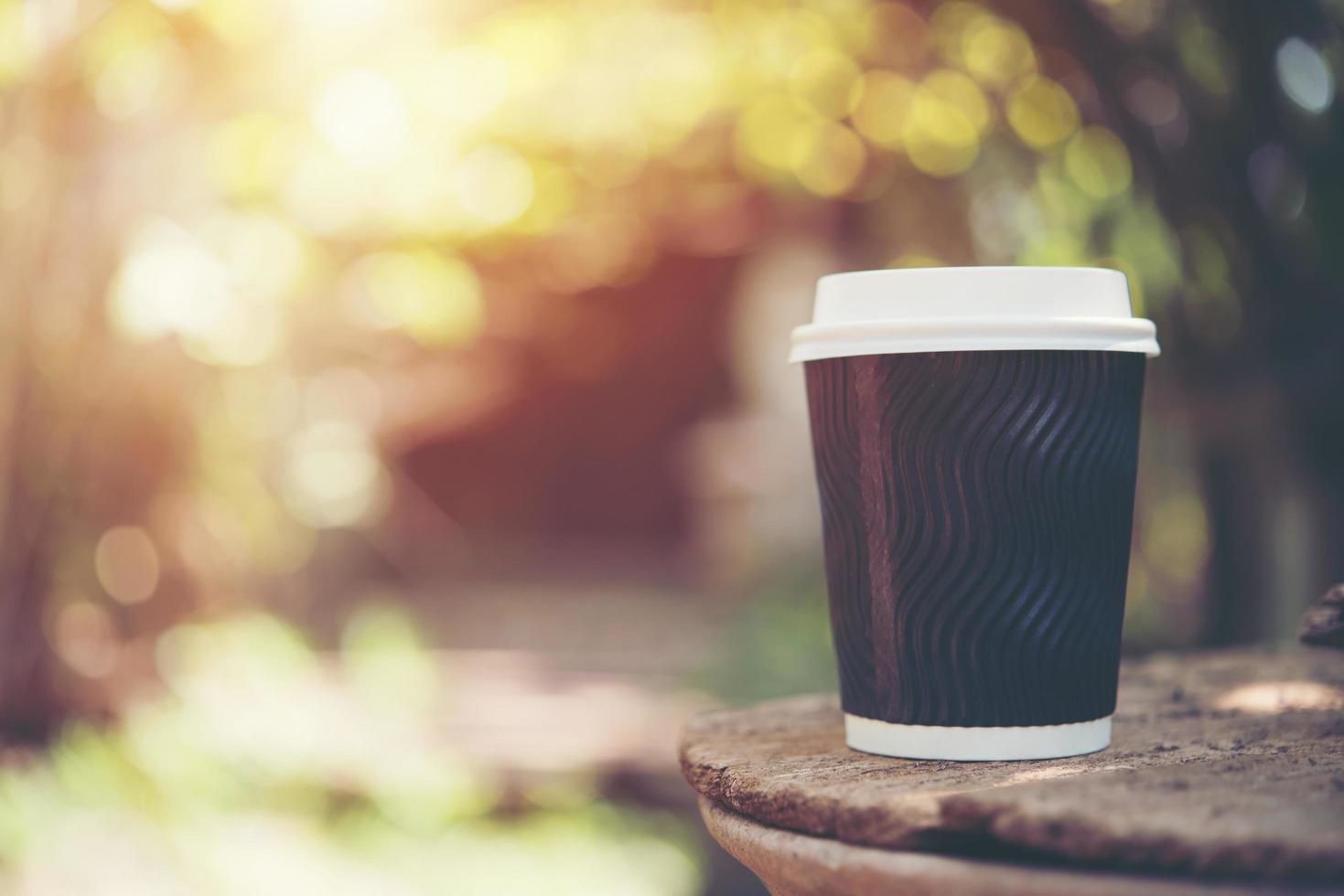 Pappbecher Kaffee auf natürlichem Morgenhintergrund foto