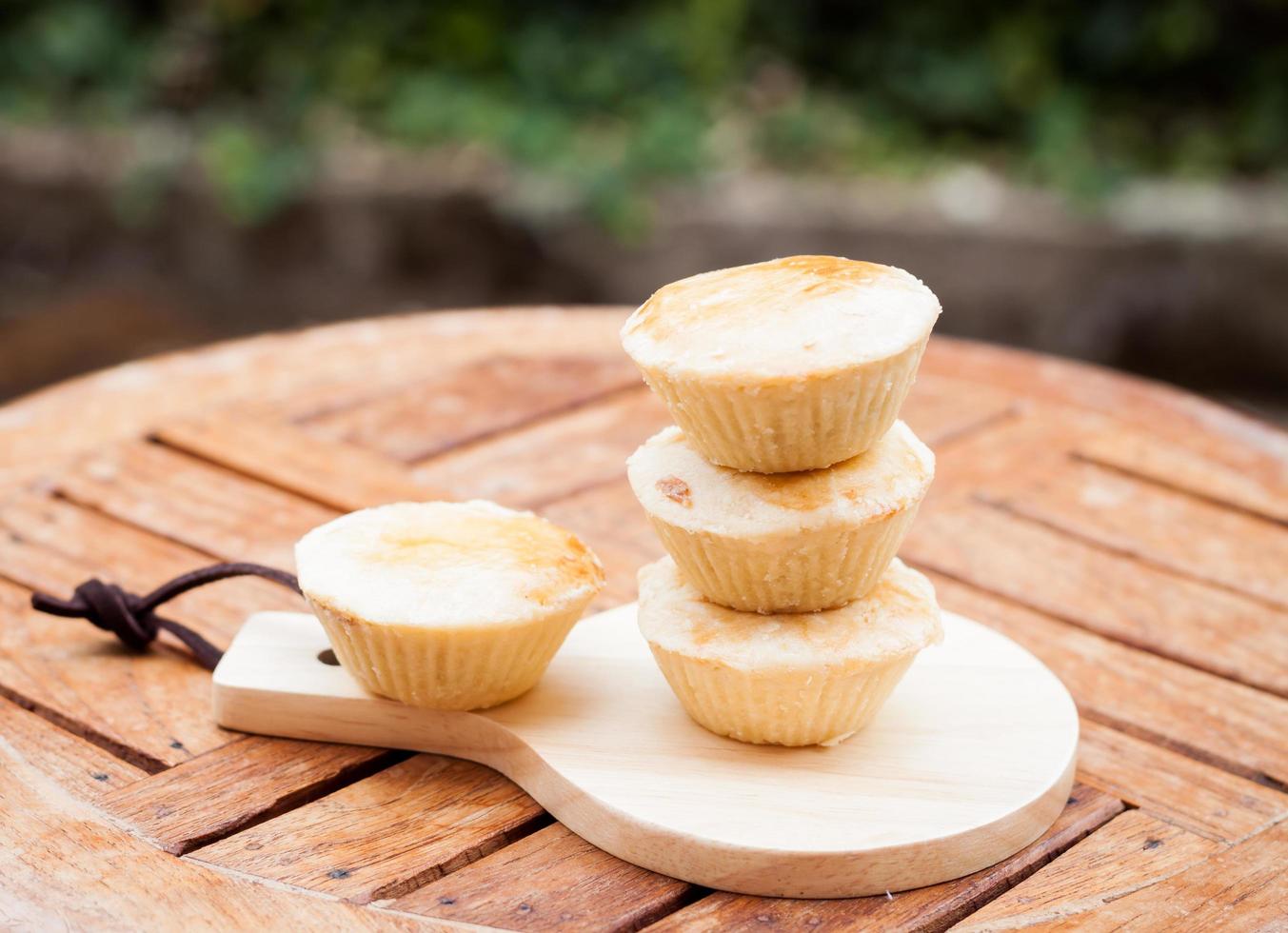 Mini Pies auf einem Holztablett foto