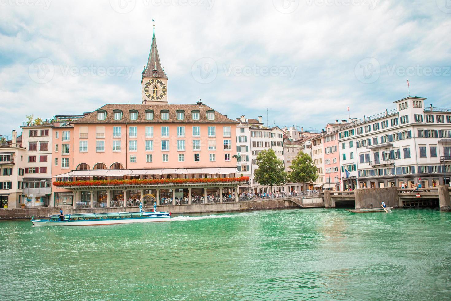 Blick auf die Altstadt von Zürich. Kirche und Fluss Limmat, Schweiz foto