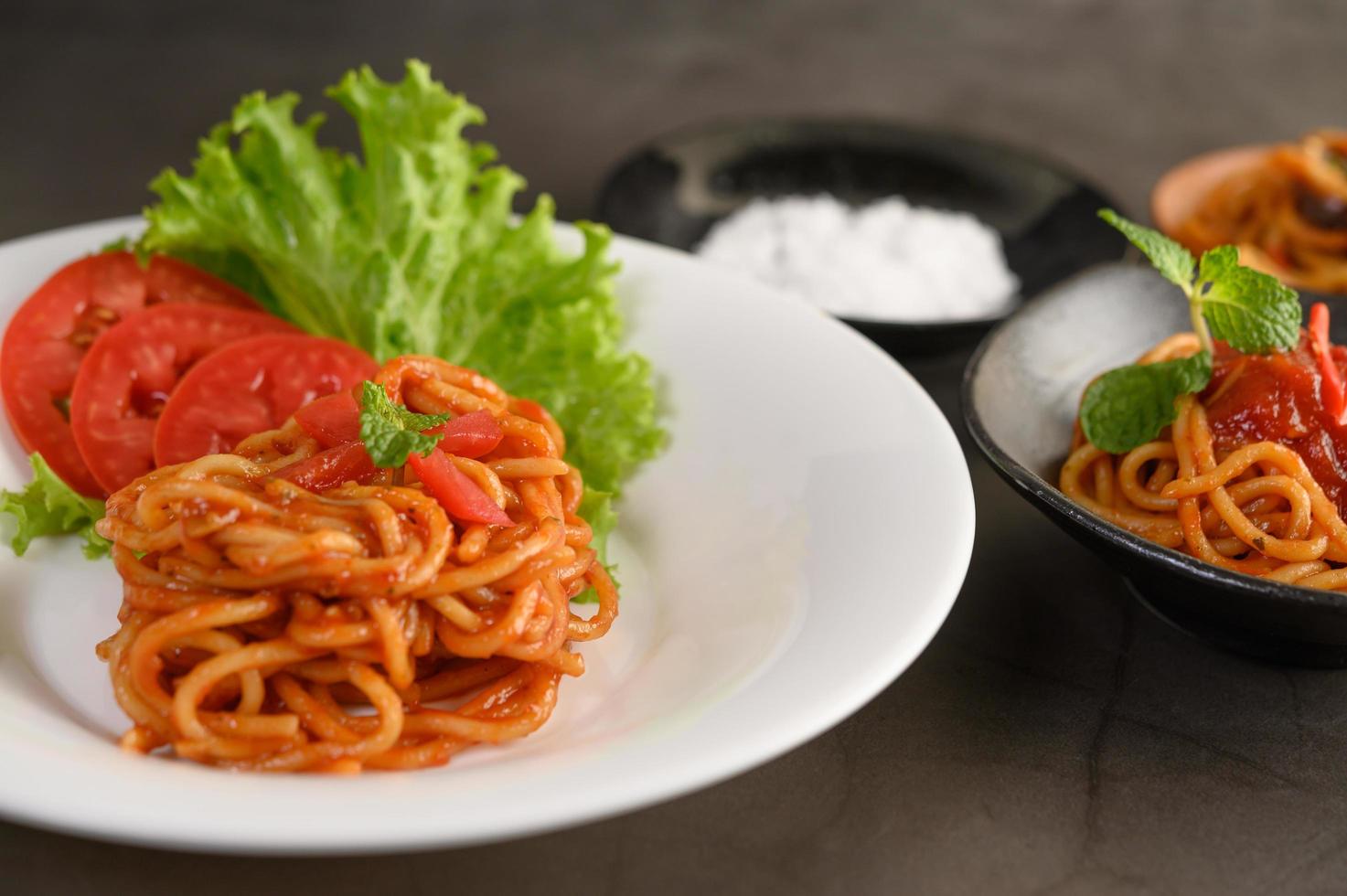 italienische Spaghetti-Nudeln mit Tomatensauce foto