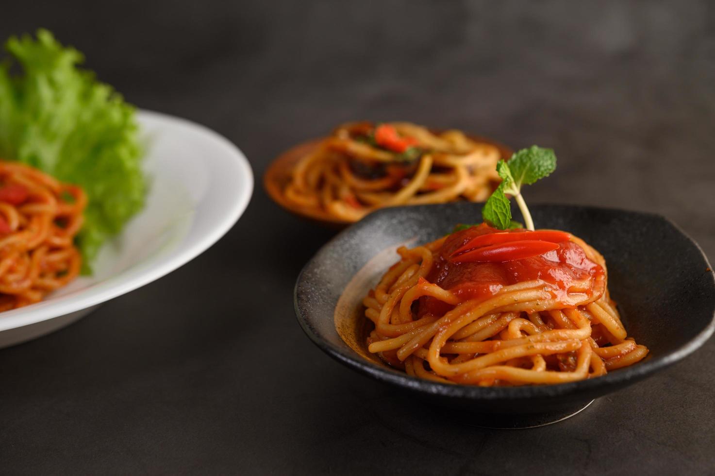 italienische Spaghetti-Nudeln mit Tomatensauce foto