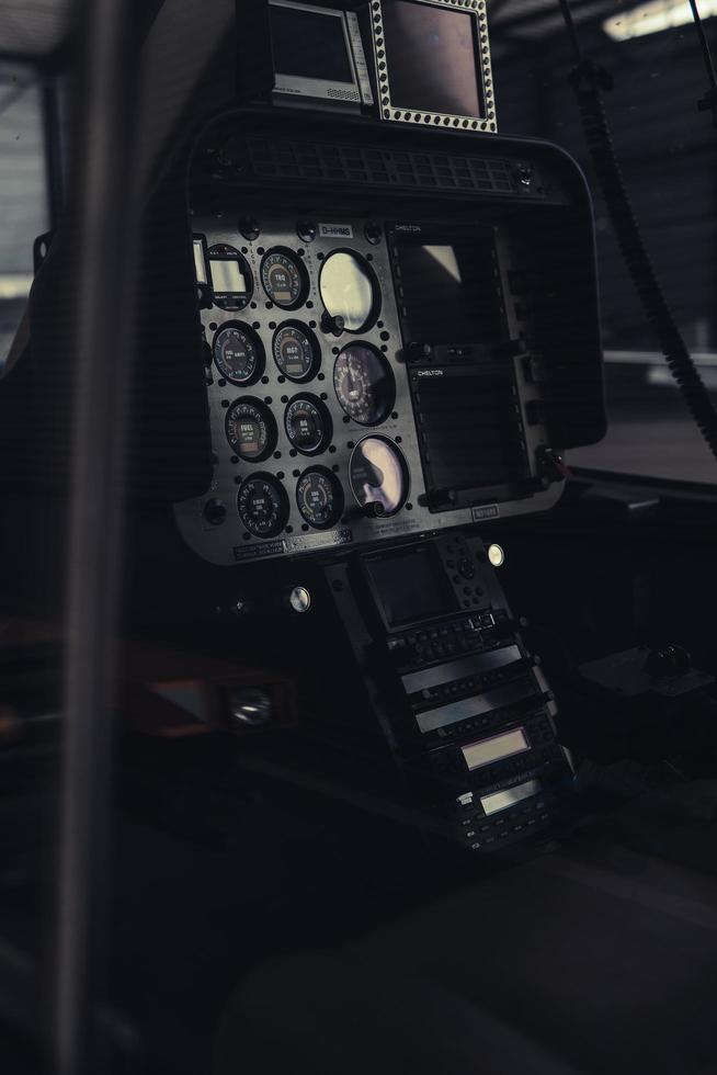 stuttgarter flughafen, deutschland, 2020 - nahaufnahme von messgeräten im cockpit foto