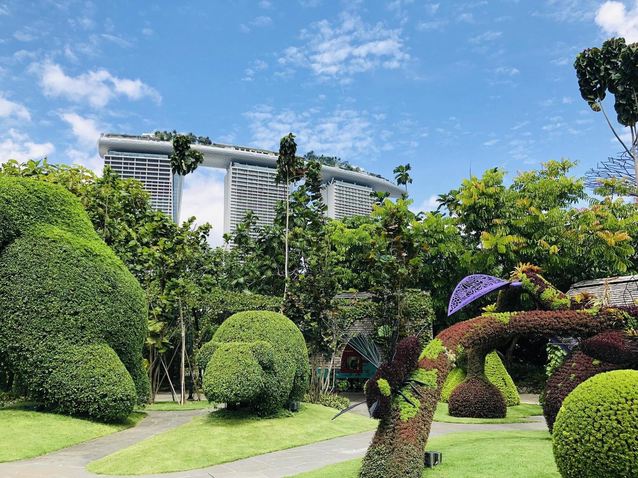 Marina Bay Sands, Singapur, 2020 - Topiary Green Hedges in der Nähe eines Gebäudes foto