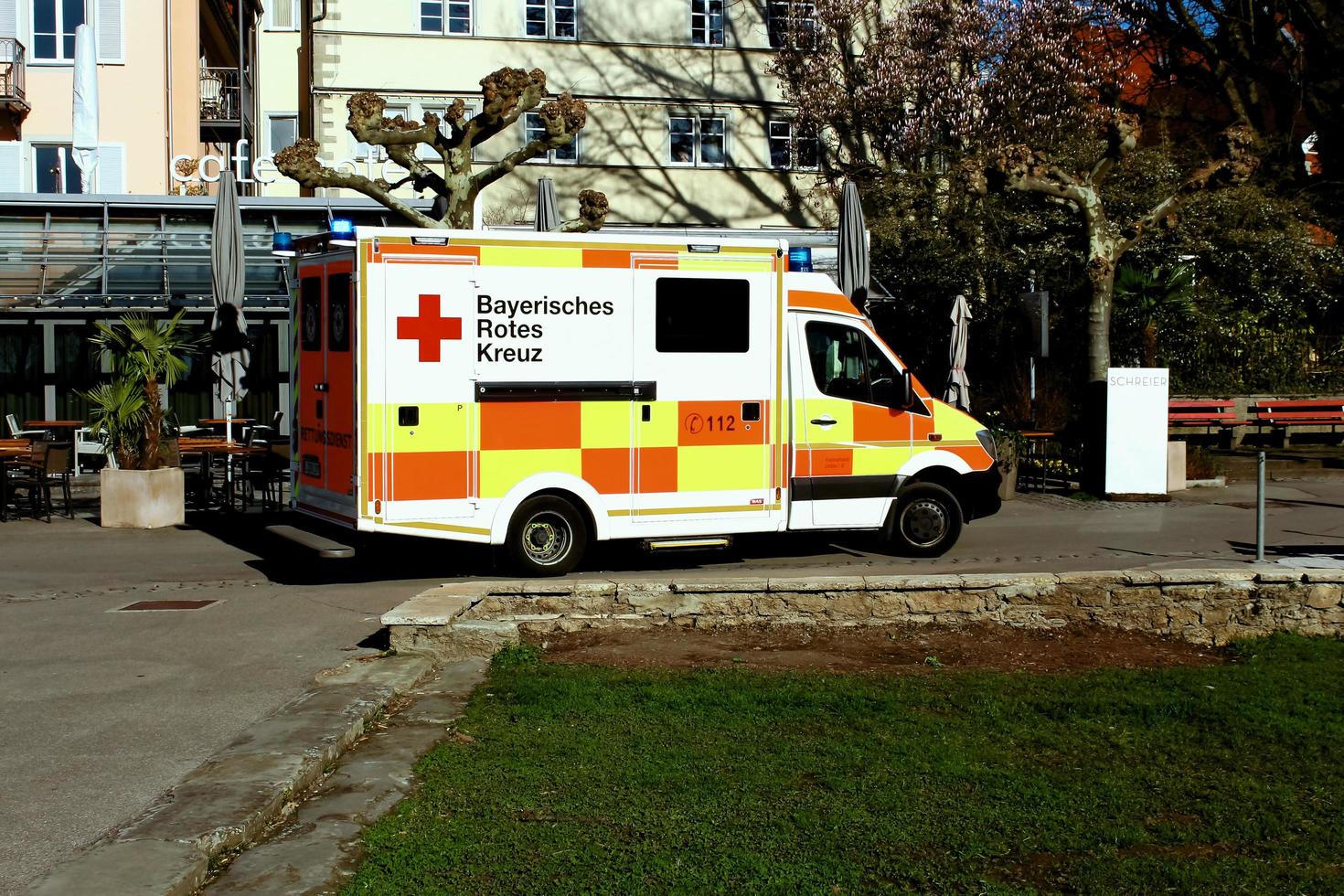 deutscher Krankenwagen im Krankenhaus geparkt foto