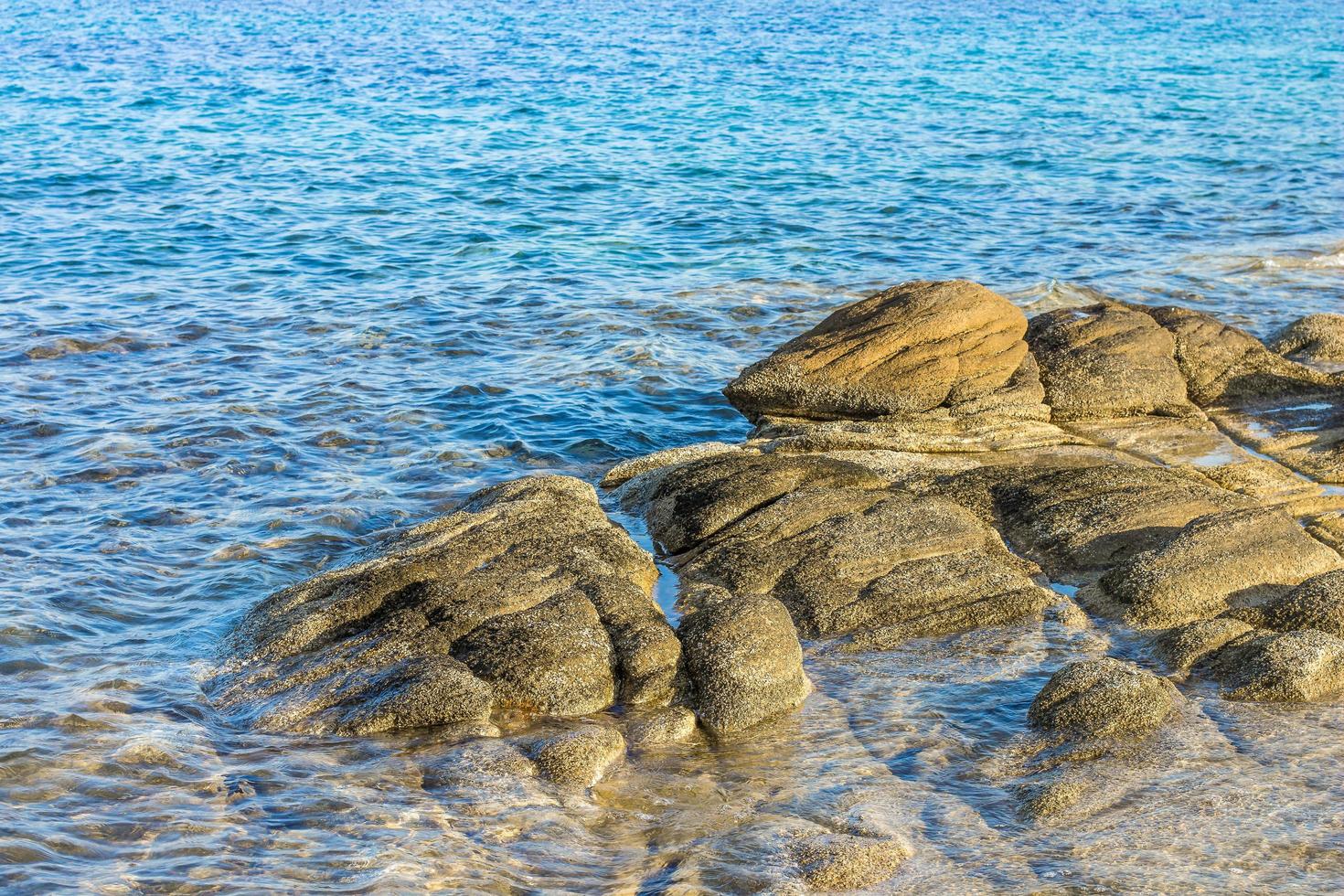 braune Felsformationen im Wasser foto