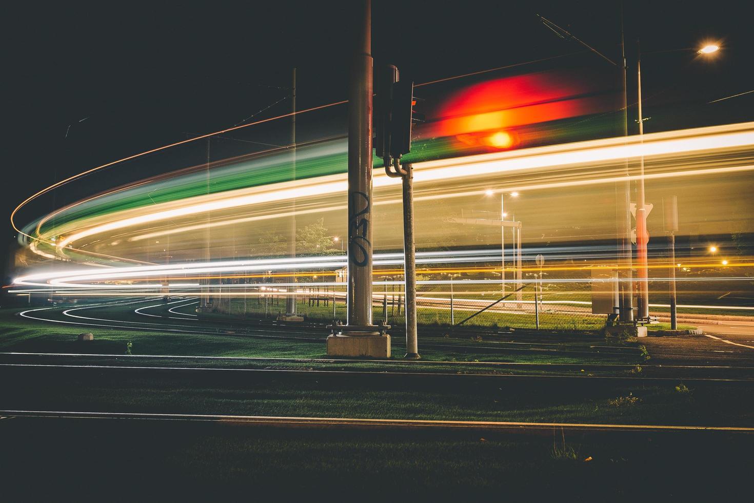 Langzeitbelichtung einer Autobahn in der Nacht foto