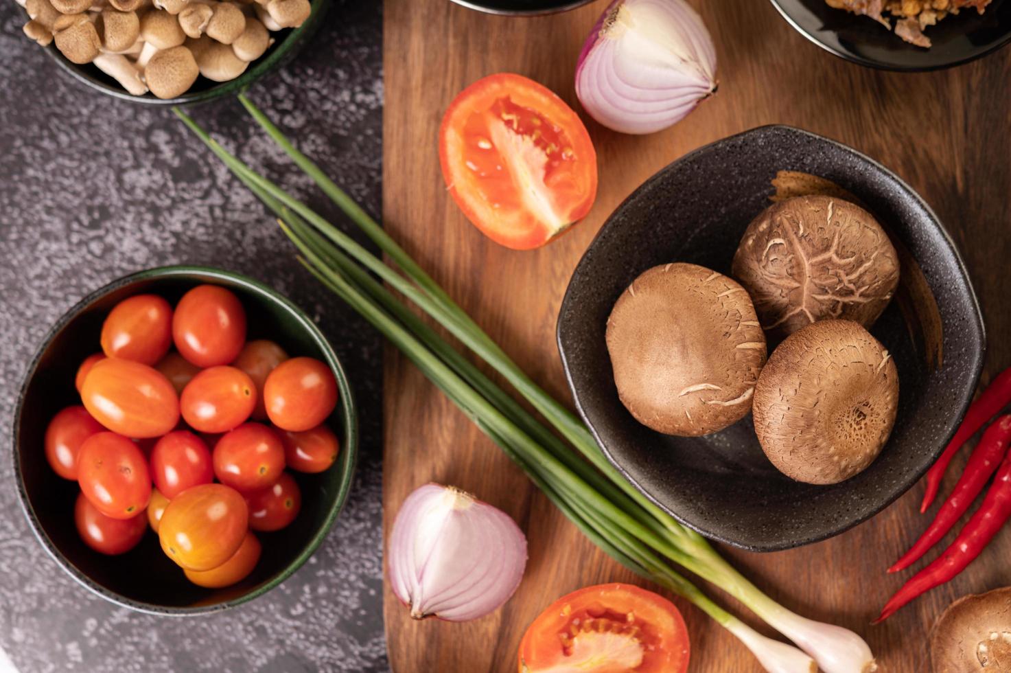 Shiitake-Pilze mit Knoblauch, Tomate, Paprika und Zwiebeln foto