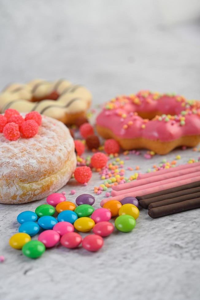 Donuts mit Streuseln und Süßigkeiten foto