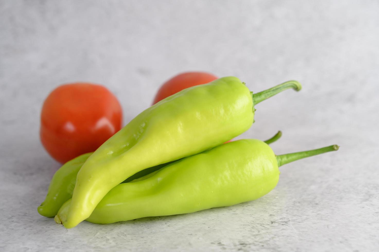 grüne Paprika und frische Tomaten foto