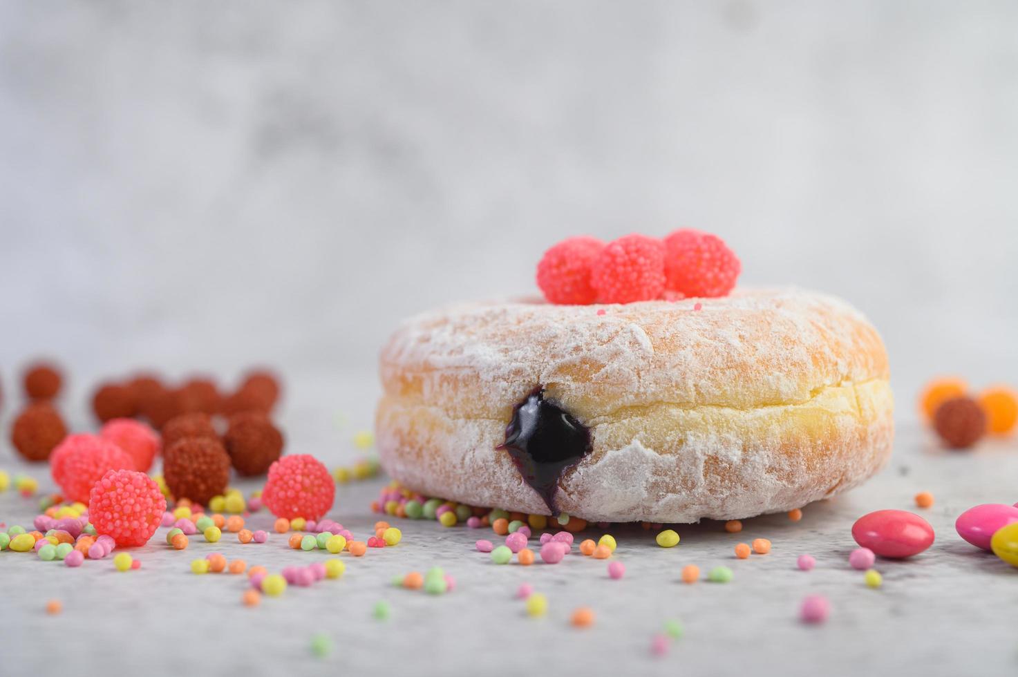 Donuts mit Streuseln und Süßigkeiten foto