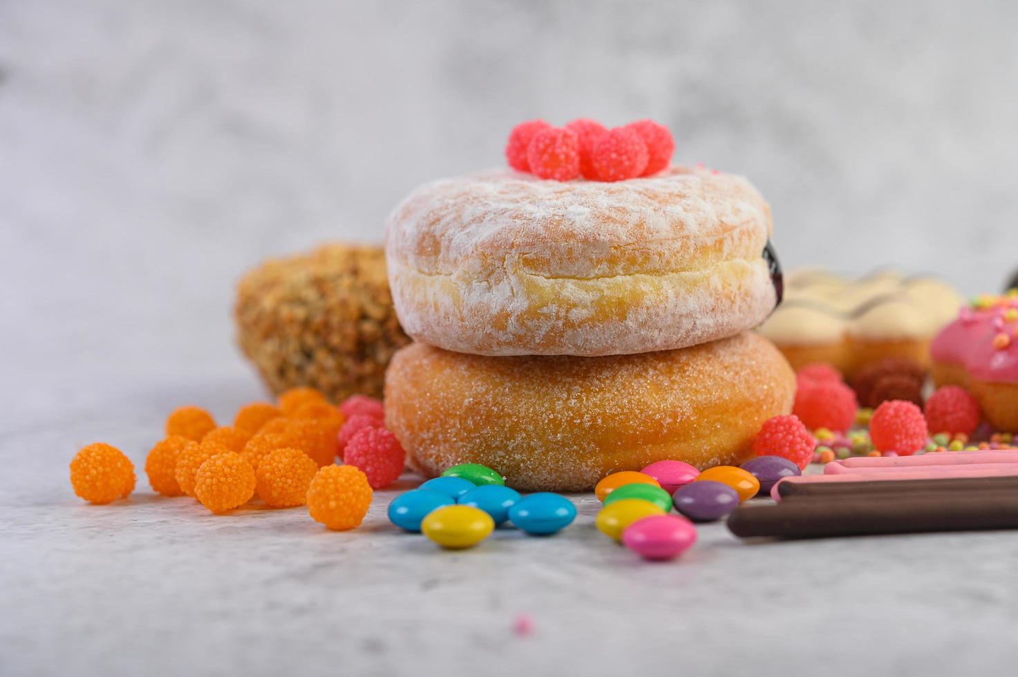 Donuts mit Streuseln und Süßigkeiten foto