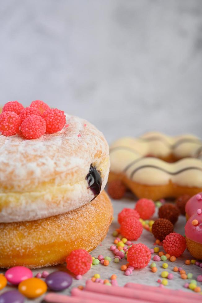 Donuts mit Streuseln und Süßigkeiten foto