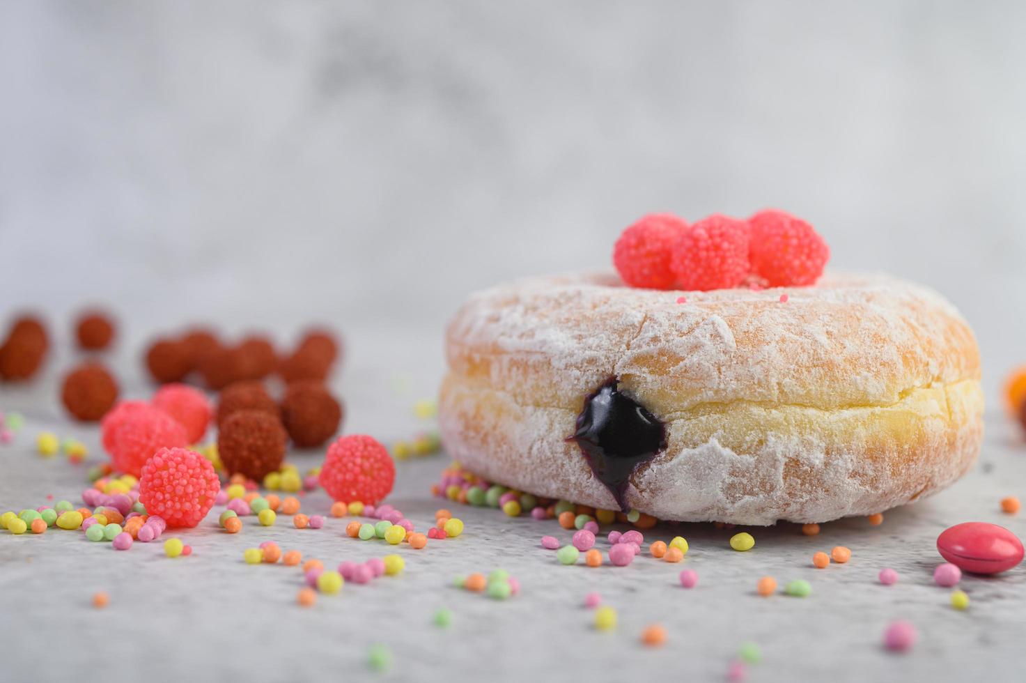 Donuts mit Streuseln und Süßigkeiten foto