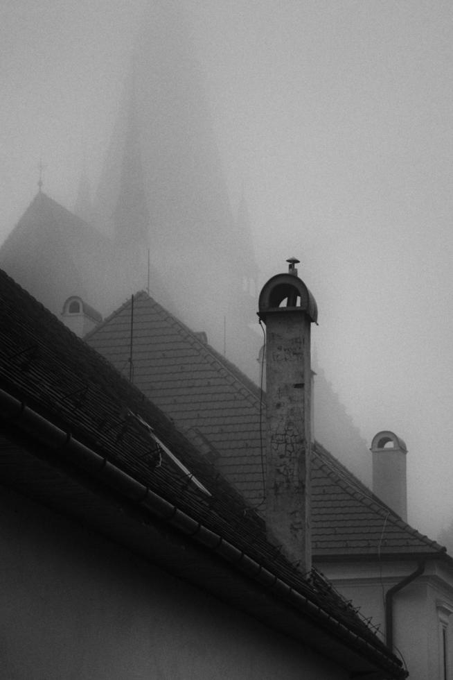 körniges Filmfoto des gotischen Gebäudes foto