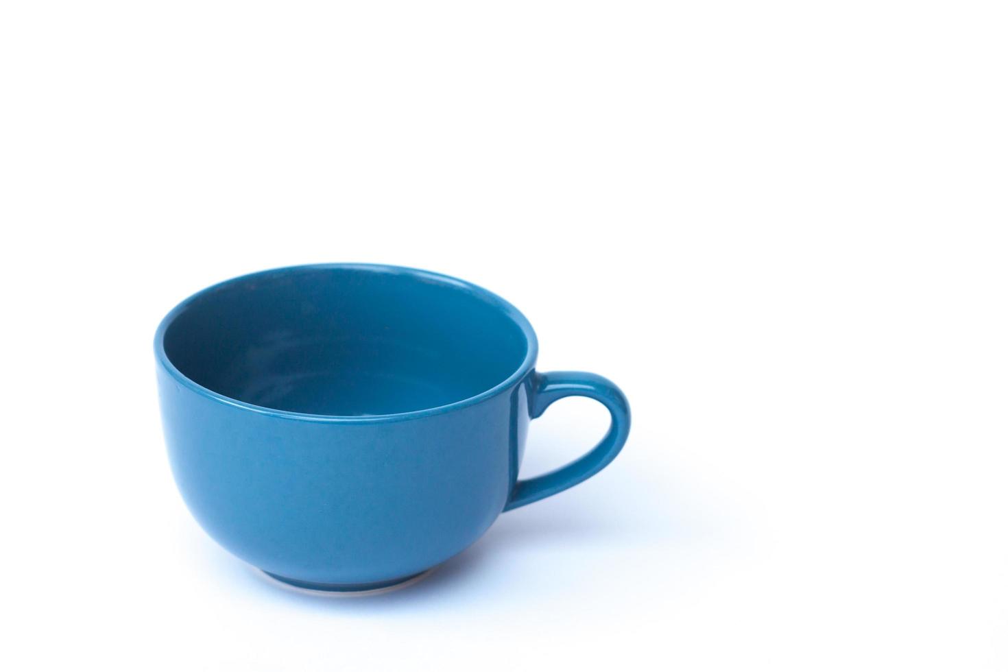 blaue Tasse lokalisiert auf einem weißen Hintergrund mit Kopienraum foto