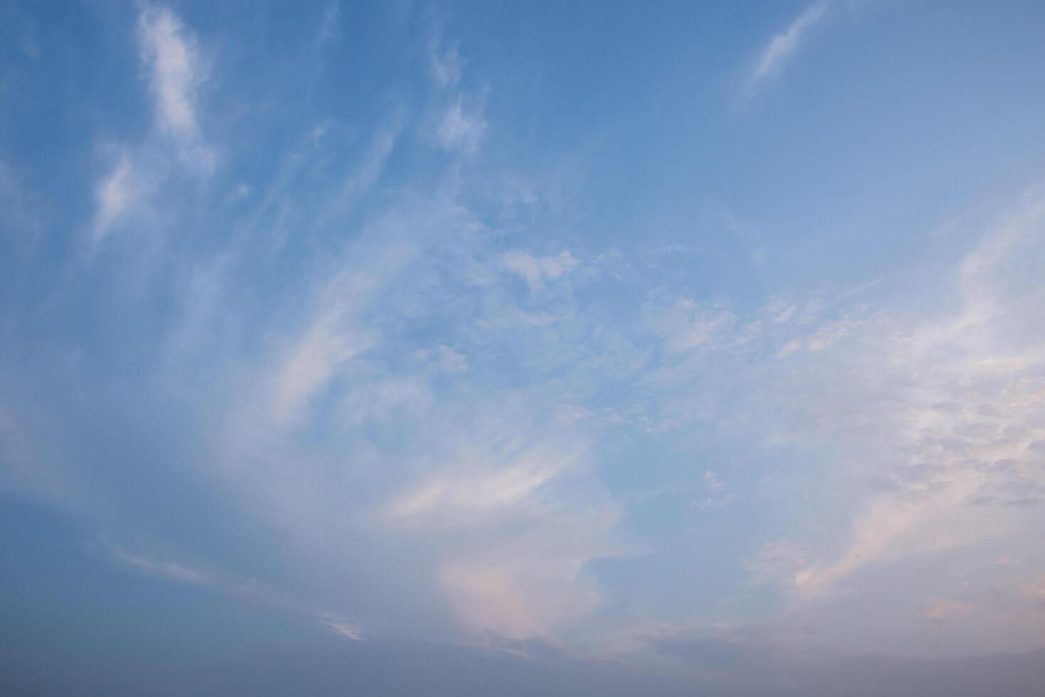 Himmel und Wolken bei Sonnenuntergang foto