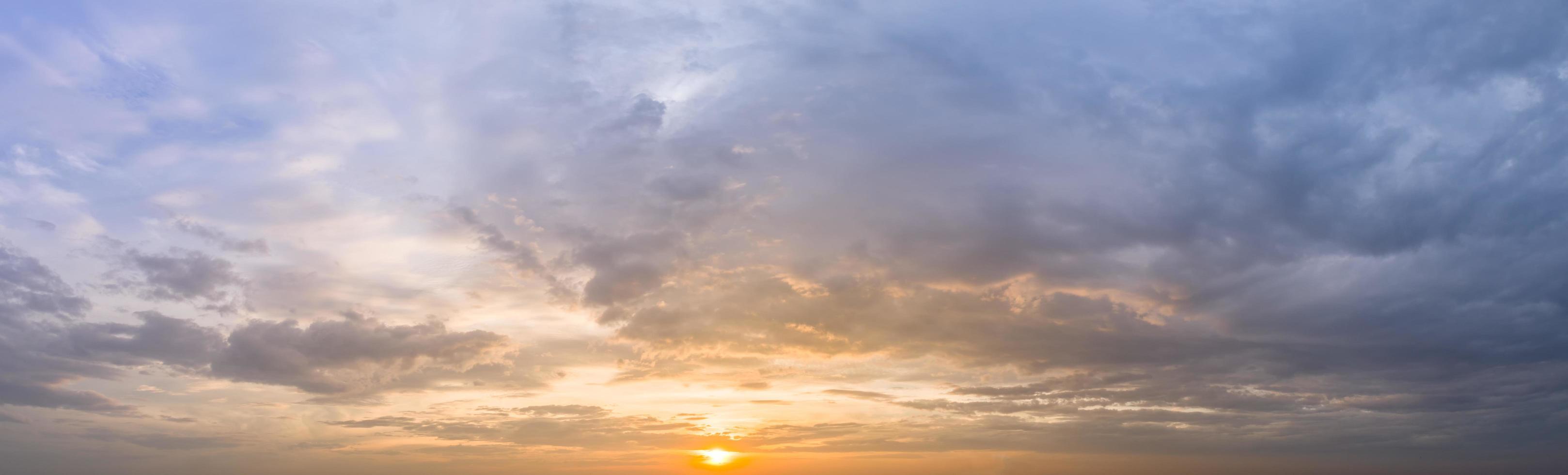 Himmel und Wolken bei Sonnenuntergang foto