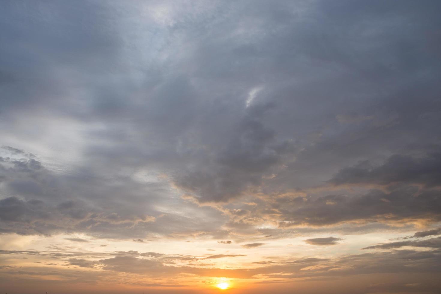 Himmel und Wolken bei Sonnenuntergang foto