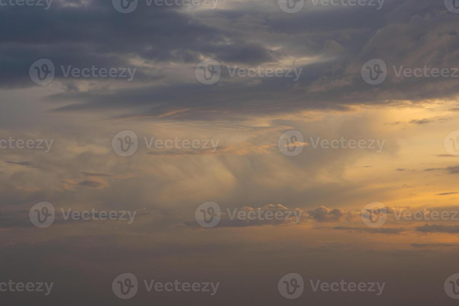 Himmel und Wolken bei Sonnenuntergang foto