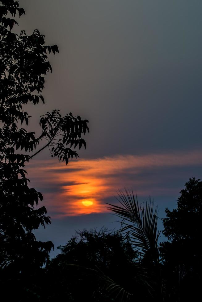 Himmel und Wolken bei Sonnenuntergang foto