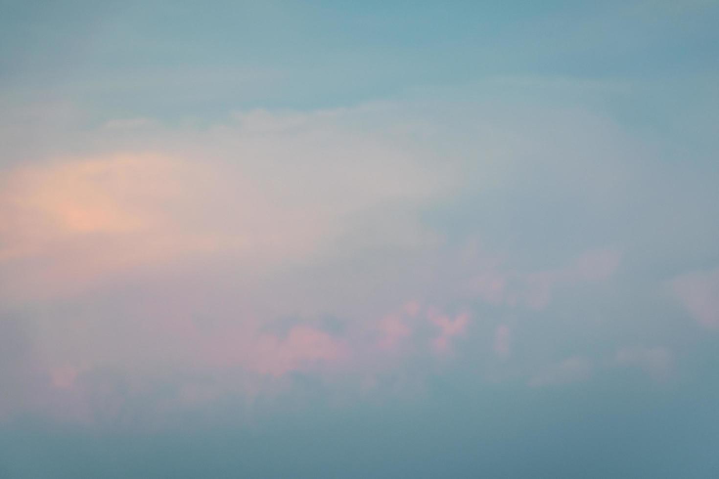 Himmel und Wolken bei Sonnenuntergang foto