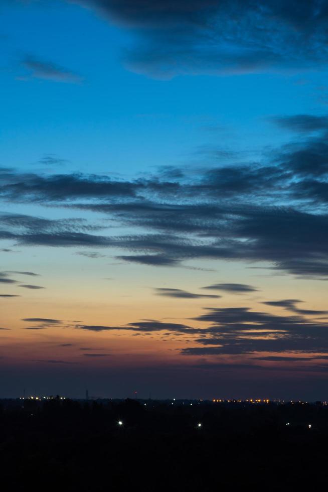 Himmel und Wolken bei Sonnenuntergang foto