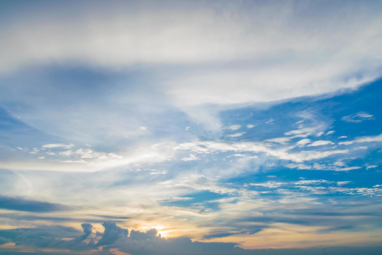 Himmel und Wolken bei Sonnenuntergang foto