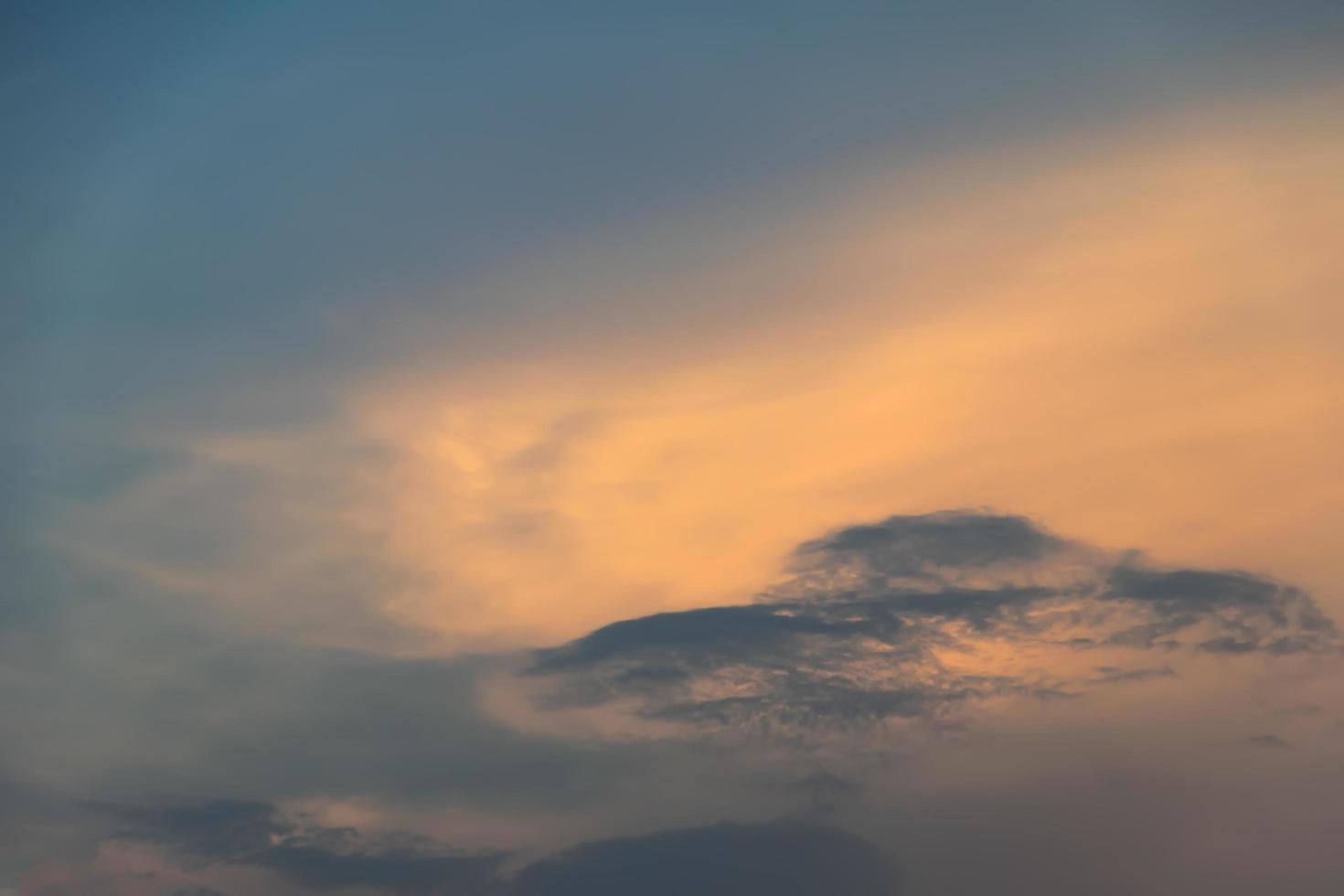 Himmel und Wolken bei Sonnenuntergang foto