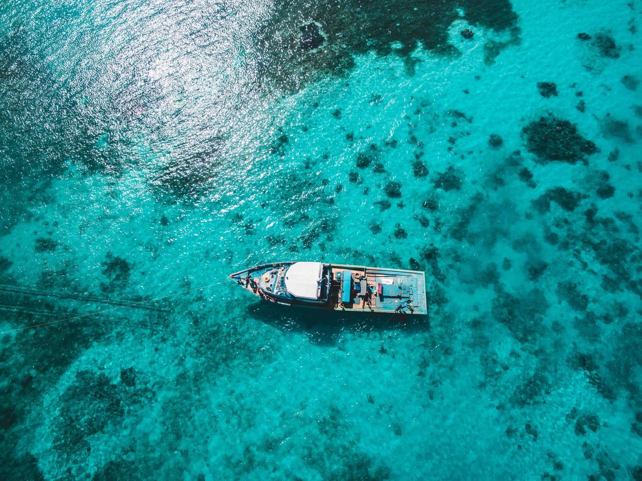 Boot auf dem Wasser foto