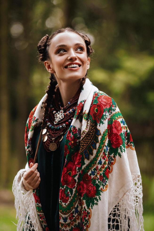 glückliches Mädchen in der traditionellen ukrainischen Kleidung foto