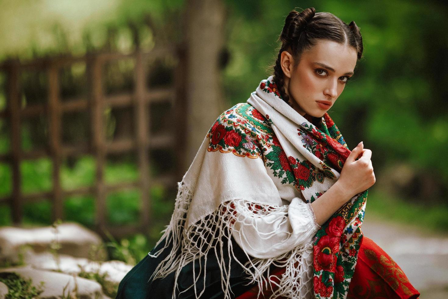 ukrainisches Mädchen in einem bunten traditionellen Kleid foto