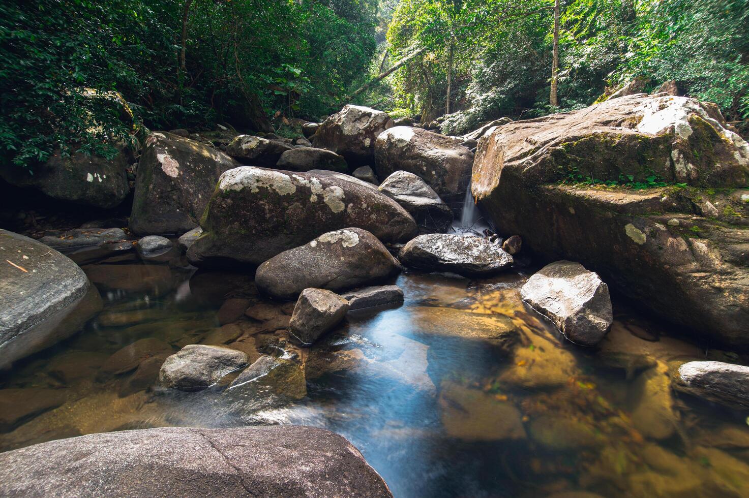 Felsen im Khao Chamao Wasserfall Nationalpark foto