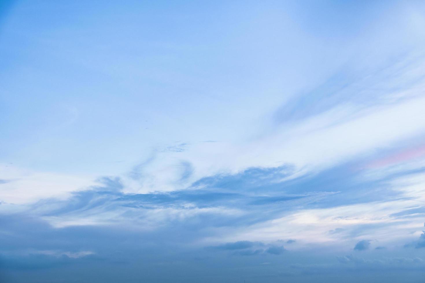 Himmel und Wolken bei Sonnenuntergang foto