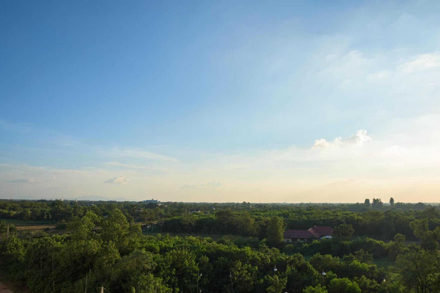 Himmel und Wolken bei Sonnenuntergang foto