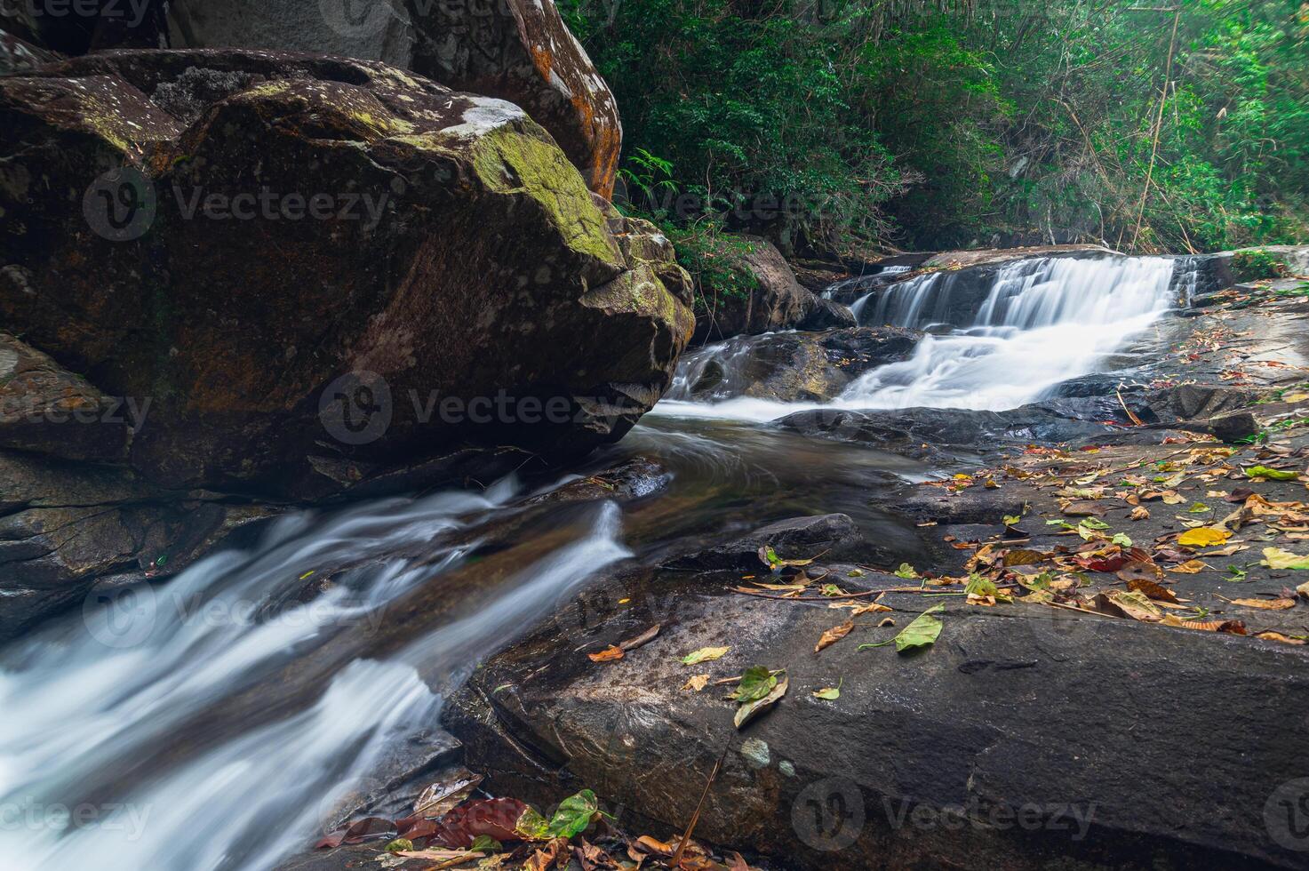 Landschaft im Khao Chamao Wasserfall Nationalpark foto