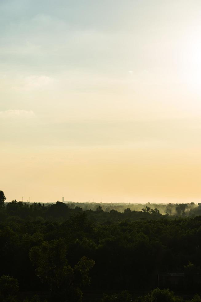 Himmel und Wolken bei Sonnenuntergang foto