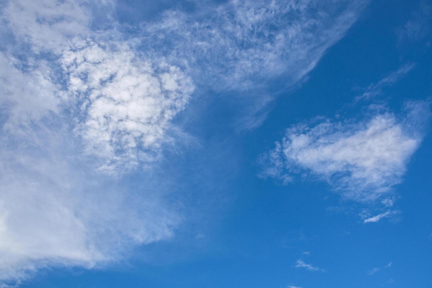 blauer Himmel mit weißen Wolken foto