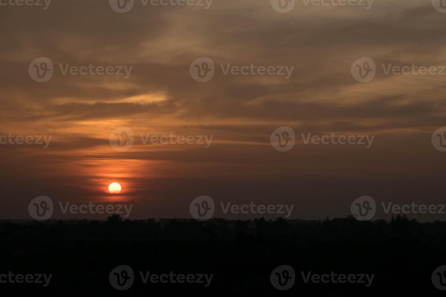 Himmel und Wolken bei Sonnenuntergang foto