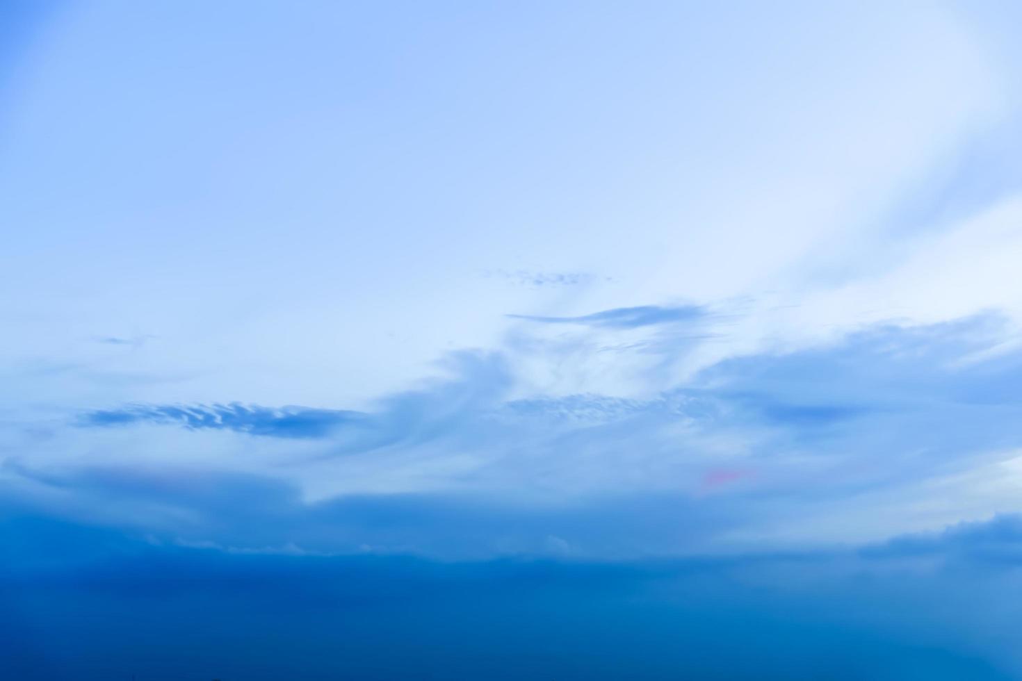 blauer Himmel mit weißen Wolken foto